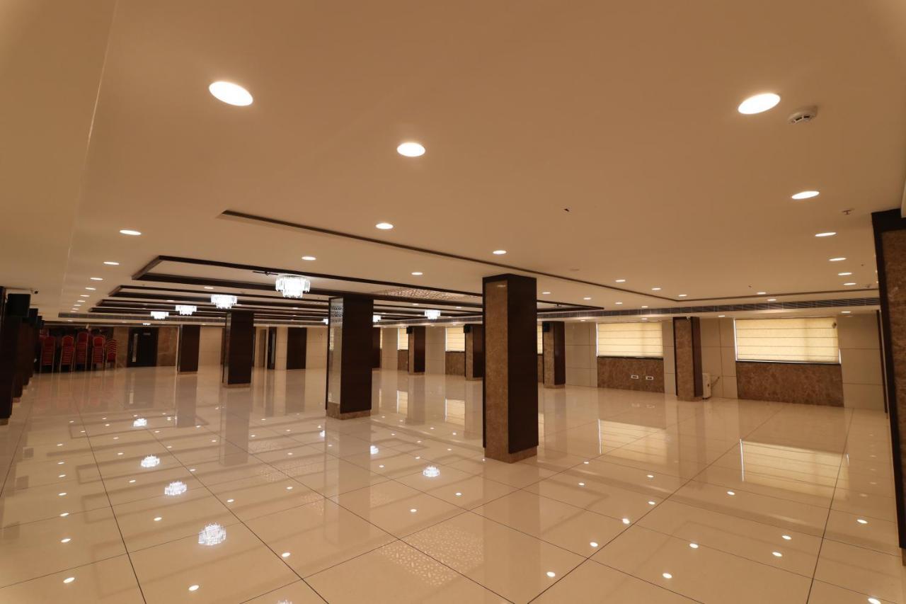 Sri Sri Sri Hotel Khammam Exterior photo