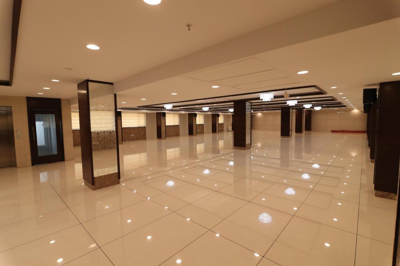 Sri Sri Sri Hotel Khammam Exterior photo